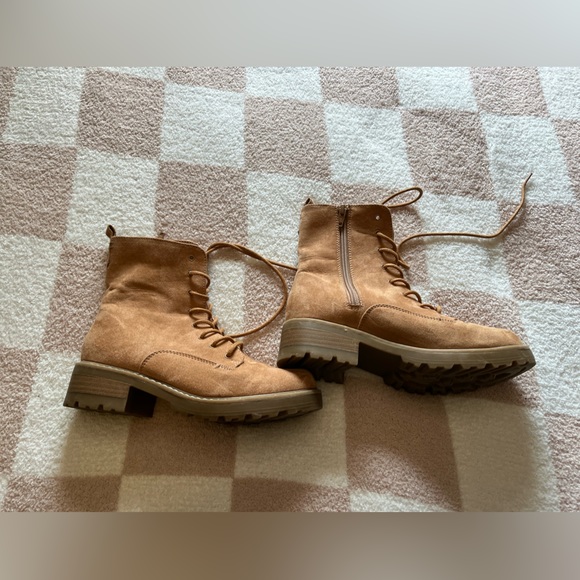 Comfy just wanting something new. Target boots - Picture 1 of 3